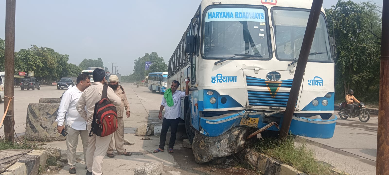 पानीपत डाहर टोल प्लाजा के पास खंभे से टकराई रोडवेज बस