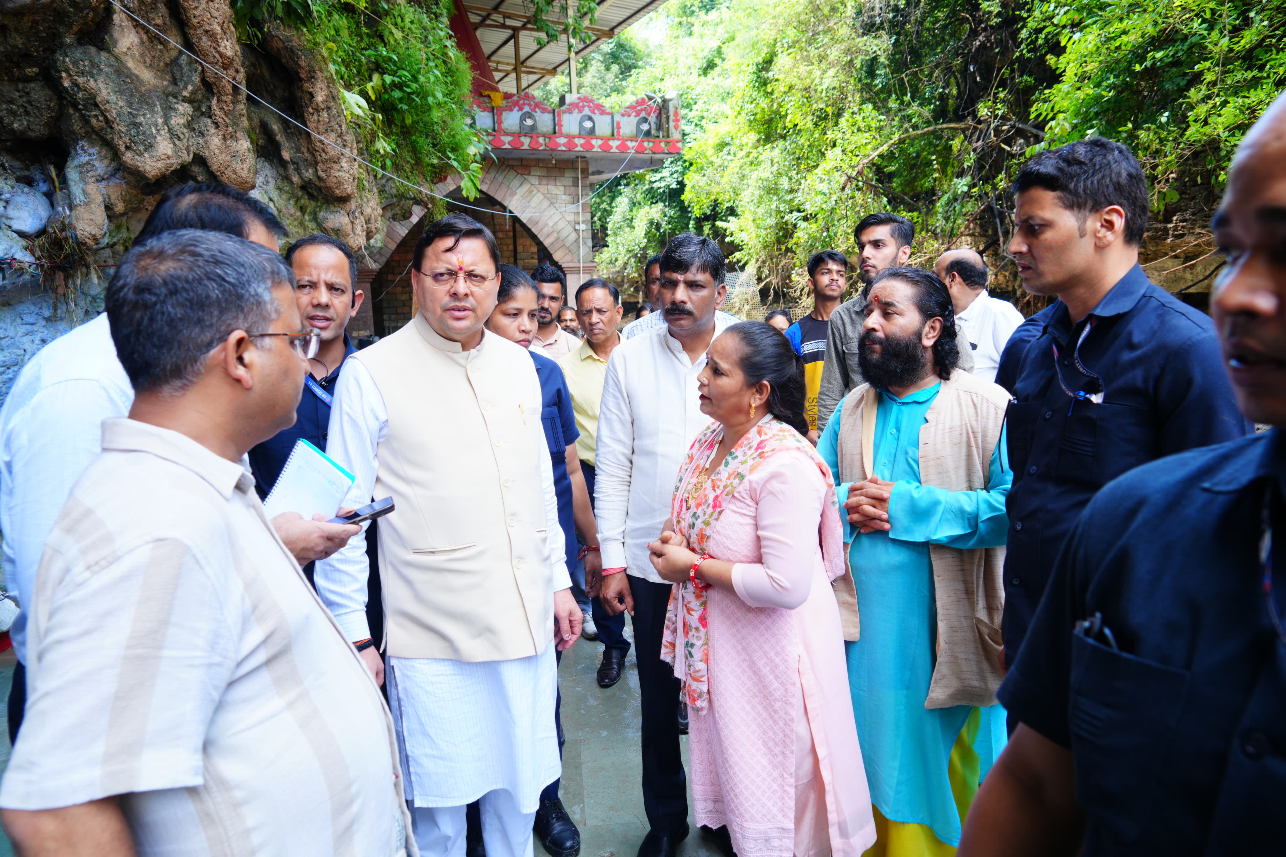 आपदा प्रभावितों से बातचीत करते मुख्यमंत्री। आपदा प्रभावितों से बातचीत करते मुख्यमंत्री।