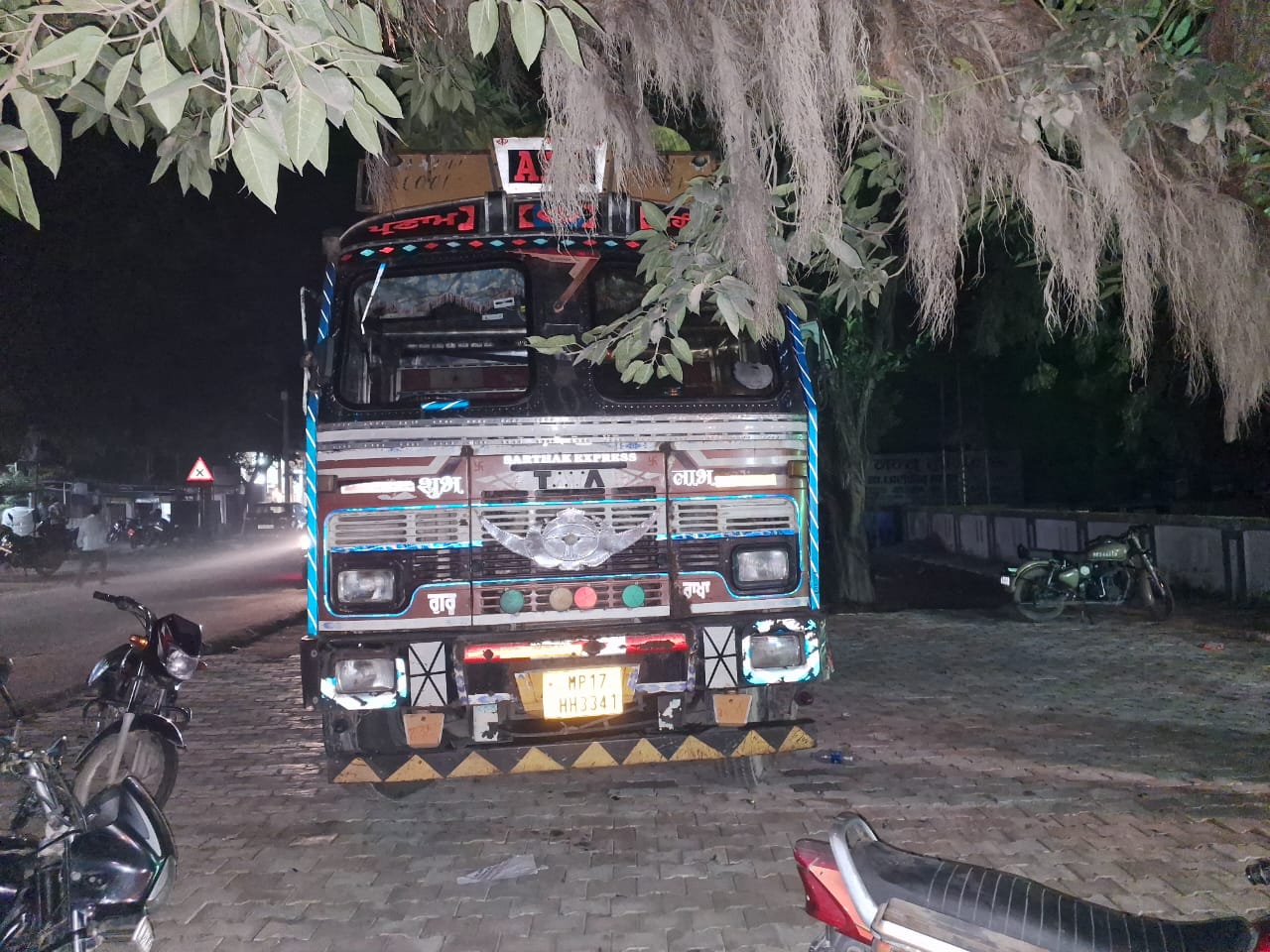 घटना के बाद थाने में खड़ी ट्रक
