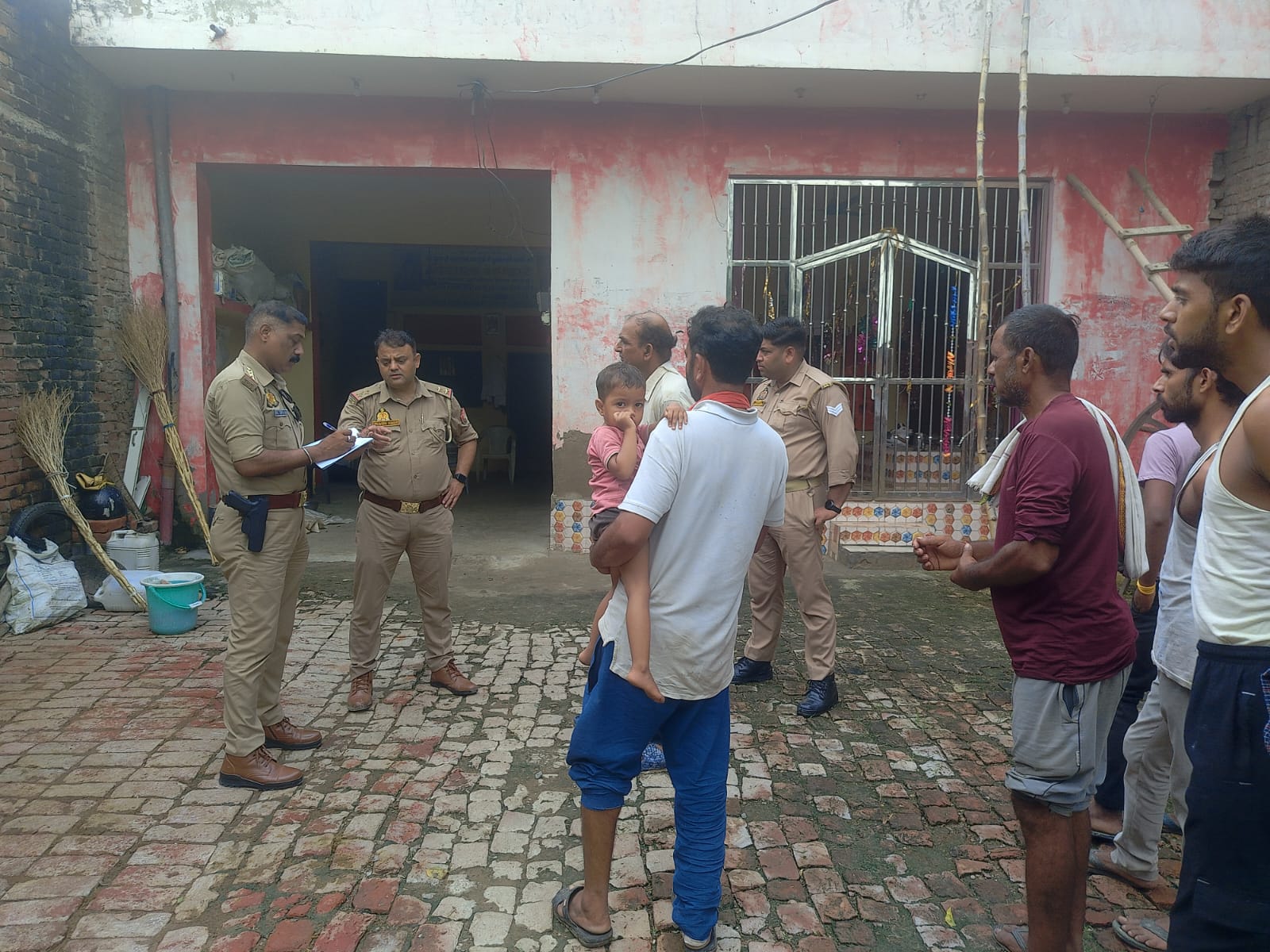 फोटो - घटनास्थल की जांच करती पुलिस