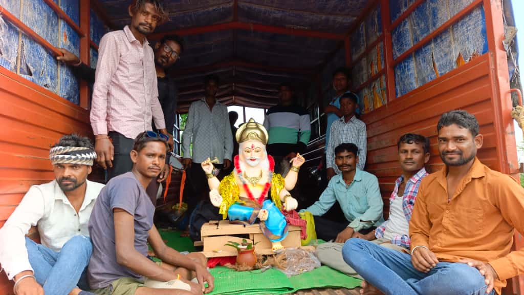 भगवान विश्वकर्मा की मूर्ति को विसर्जन के लिए ले जाते हुए श्रध्दालु। भगवान विश्वकर्मा की मूर्ति को विसर्जन के लिए ले जाते हुए श्रध्दालु।