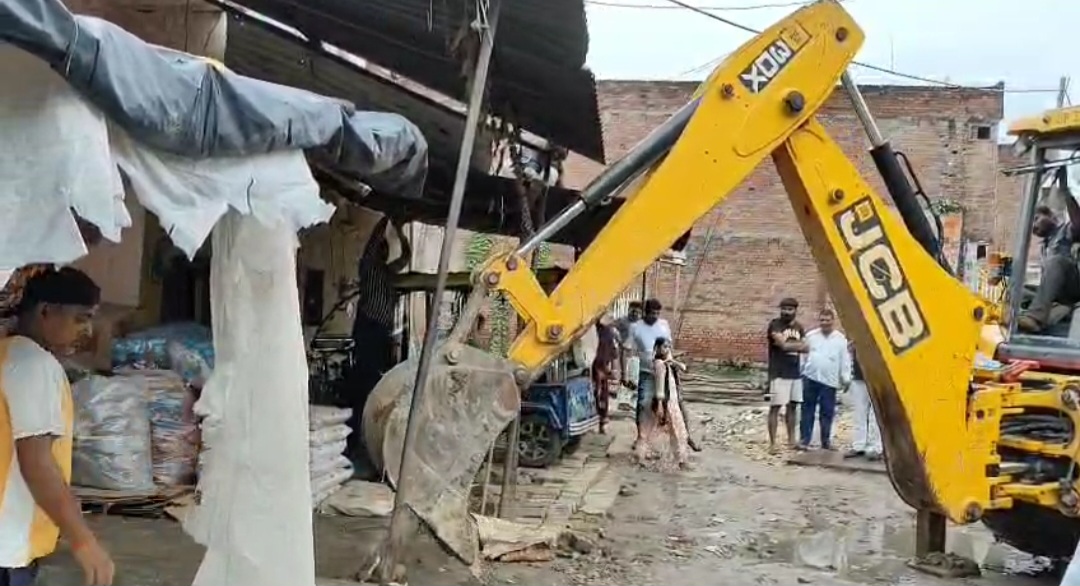 अतिक्रमण हटता बुलडोजर