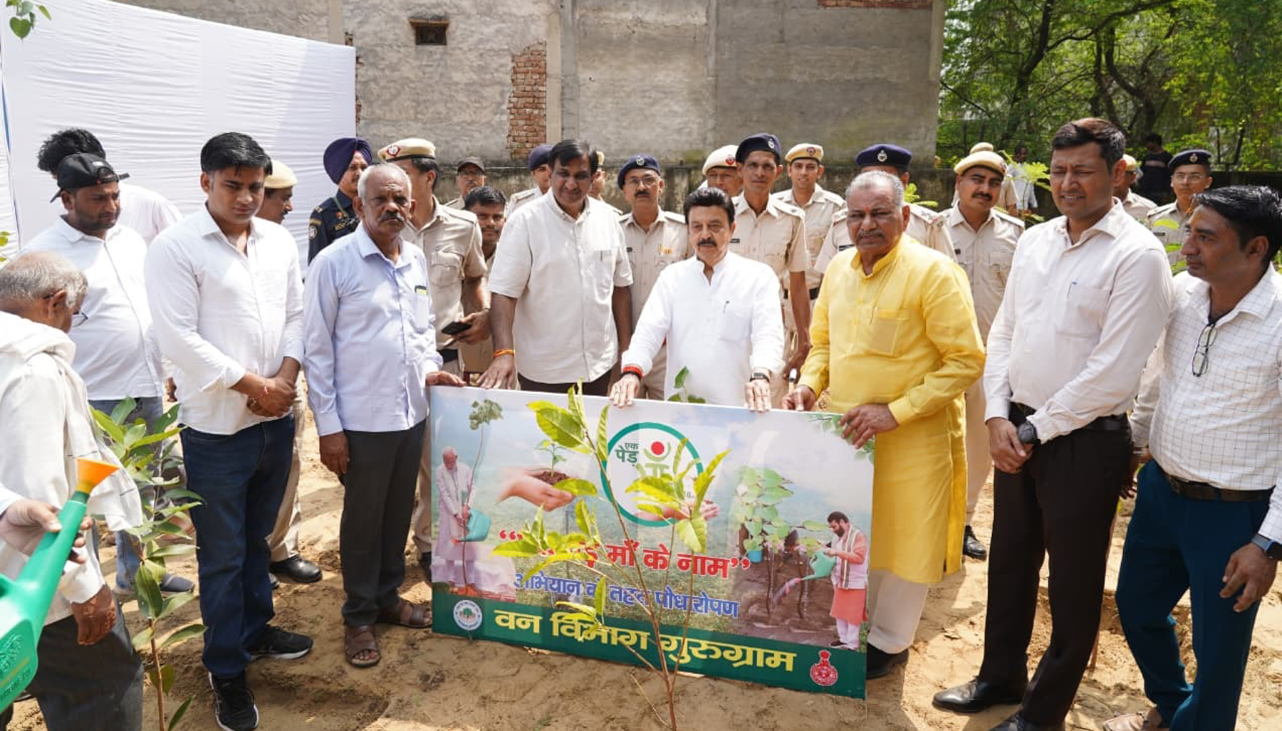 गुरुग्राम में सेवा पखवाड़े के अंतर्गत एक पेड़ मांं के नाम लगाने के प्रति प्रेरित करते मंत्री राव नरबीर सिंह। गुरुग्राम में सेवा पखवाड़े के अंतर्गत एक पेड़ मांं के नाम लगाने के प्रति प्रेरित करते मंत्री राव नरबीर सिंह।
