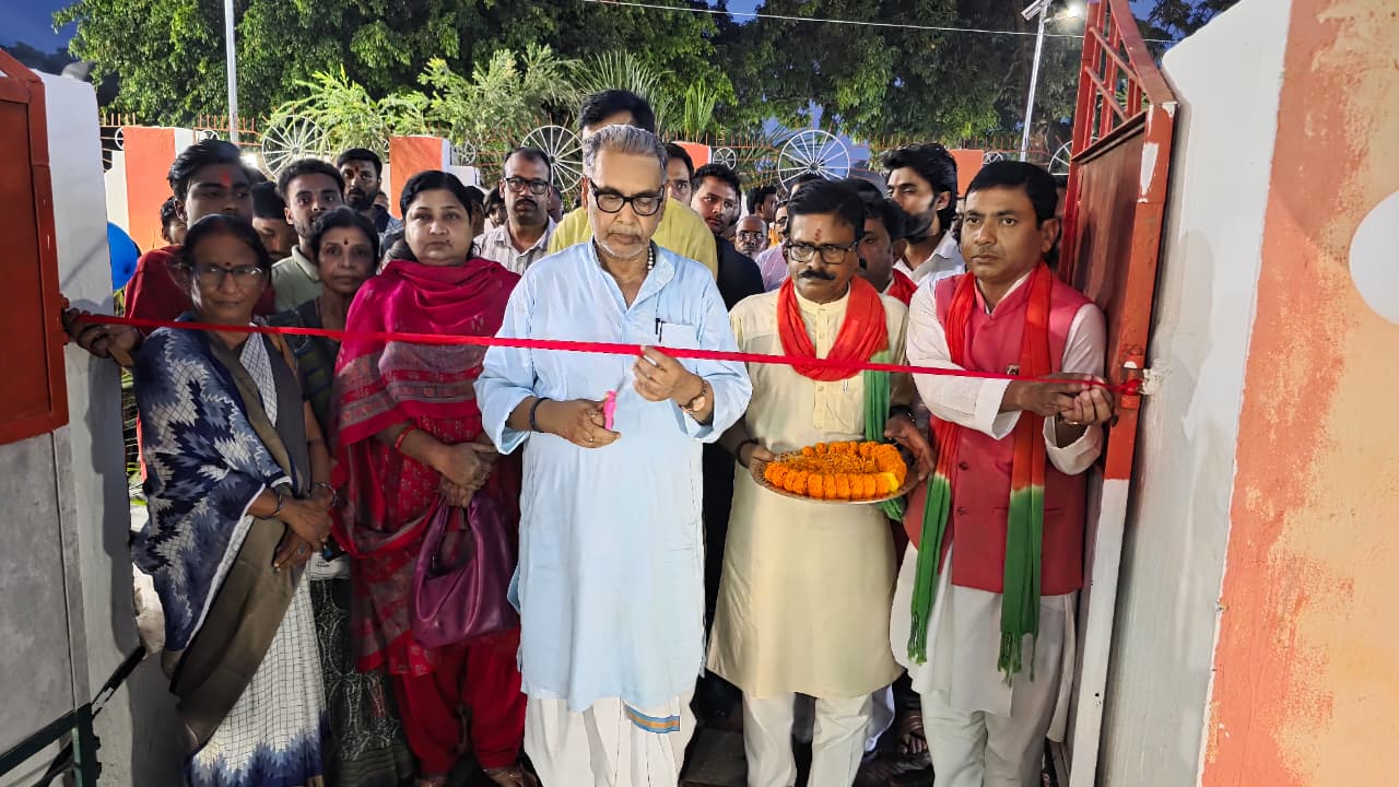 नमो प्रदर्शनी का उद्धाटन करते सांसद नमो प्रदर्शनी का उद्धाटन करते सांसद
