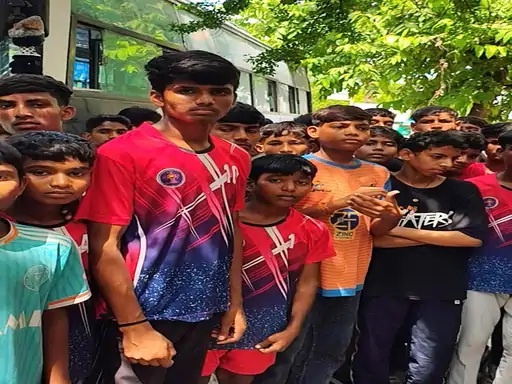 सराड़ा जनजाति मॉडल स्कूल के छात्र संभागीय आयुक्त के पास पहुंचे पीड़ा जताने