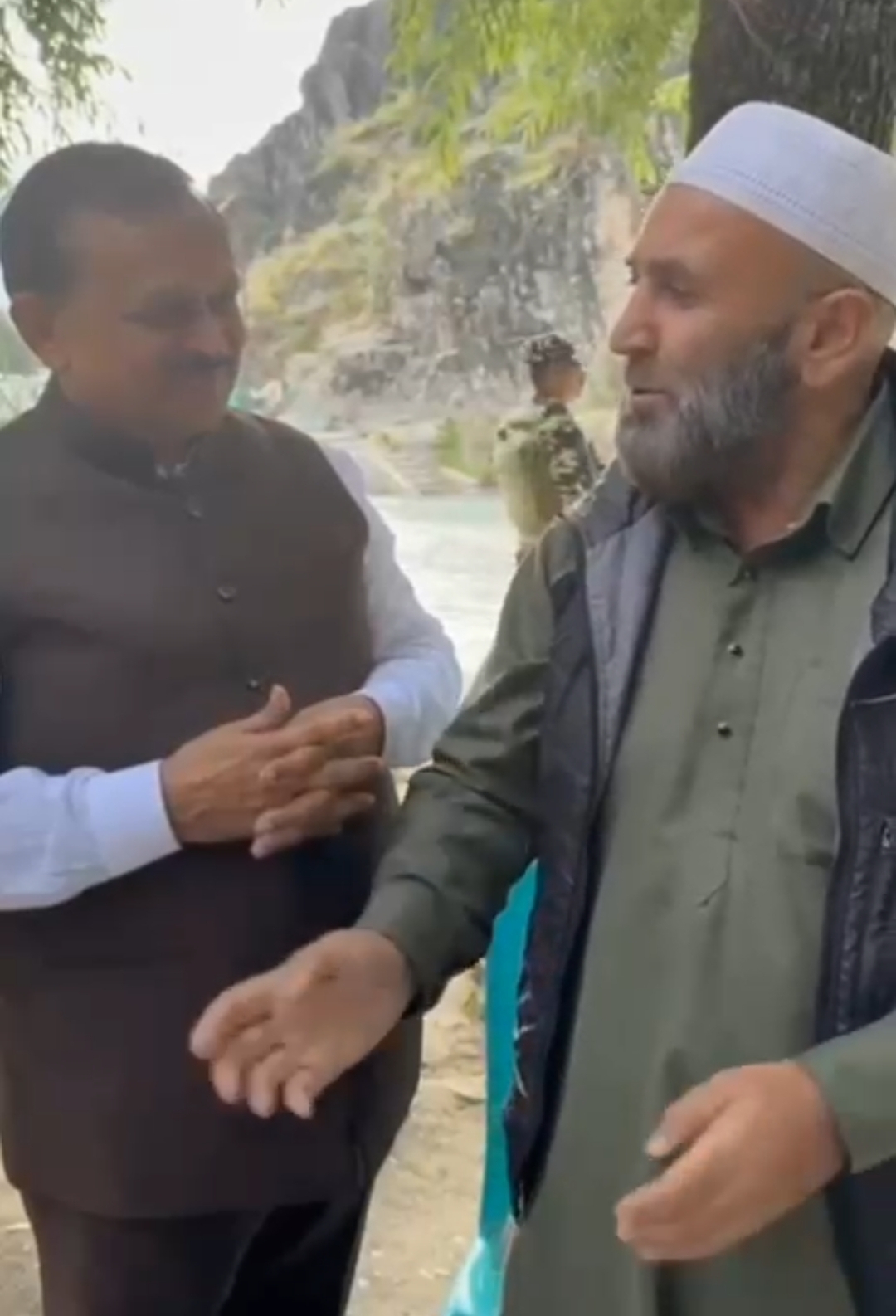 कश्मीर के स्थानीय नागरिक से चर्चा करते सांसद रमेश बस्ती का छायाचित्र कश्मीर के स्थानीय नागरिक से चर्चा करते सांसद रमेश बस्ती का छायाचित्र