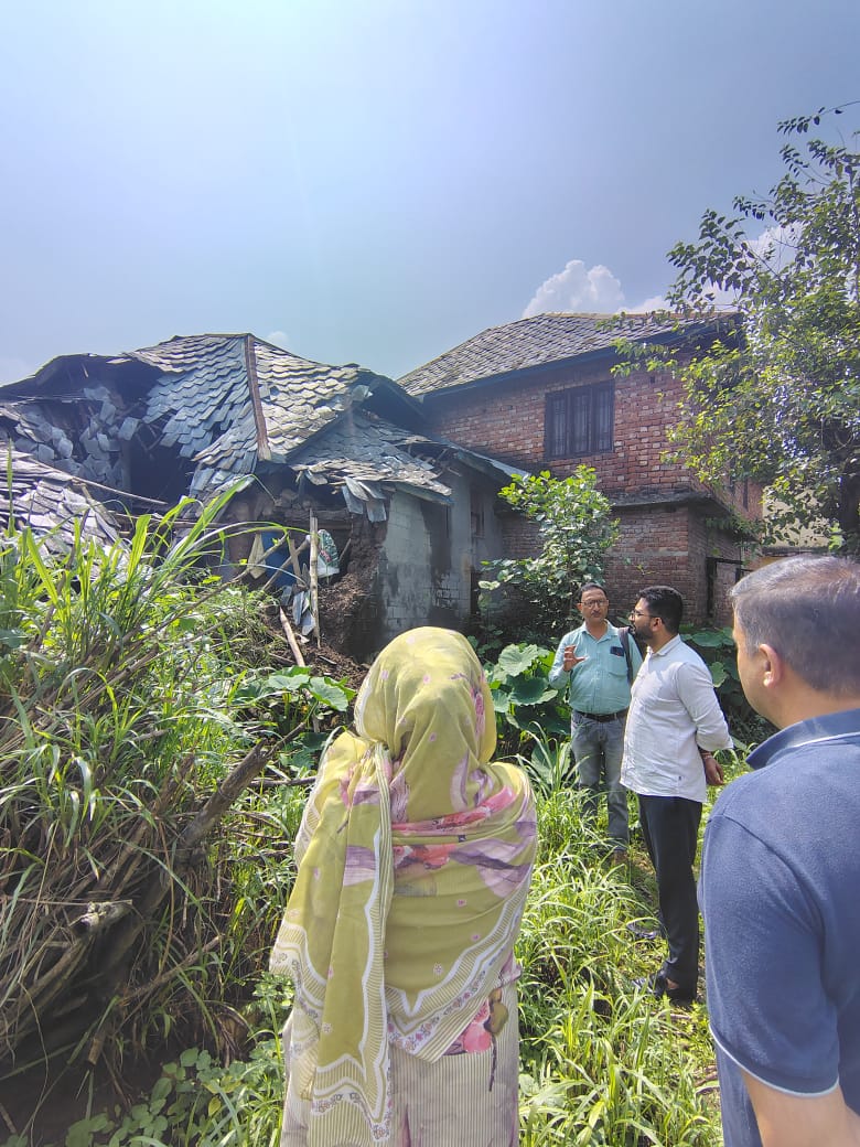 सुजानपुर के दौरे के दौरान भलेठ क्षेत्र के गांव दाड़ला में भारी बारिश से हुए नुक्सान का जायजा लिया