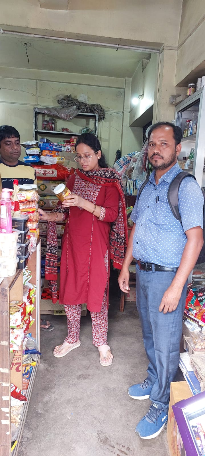 जांच करते अधिकारी