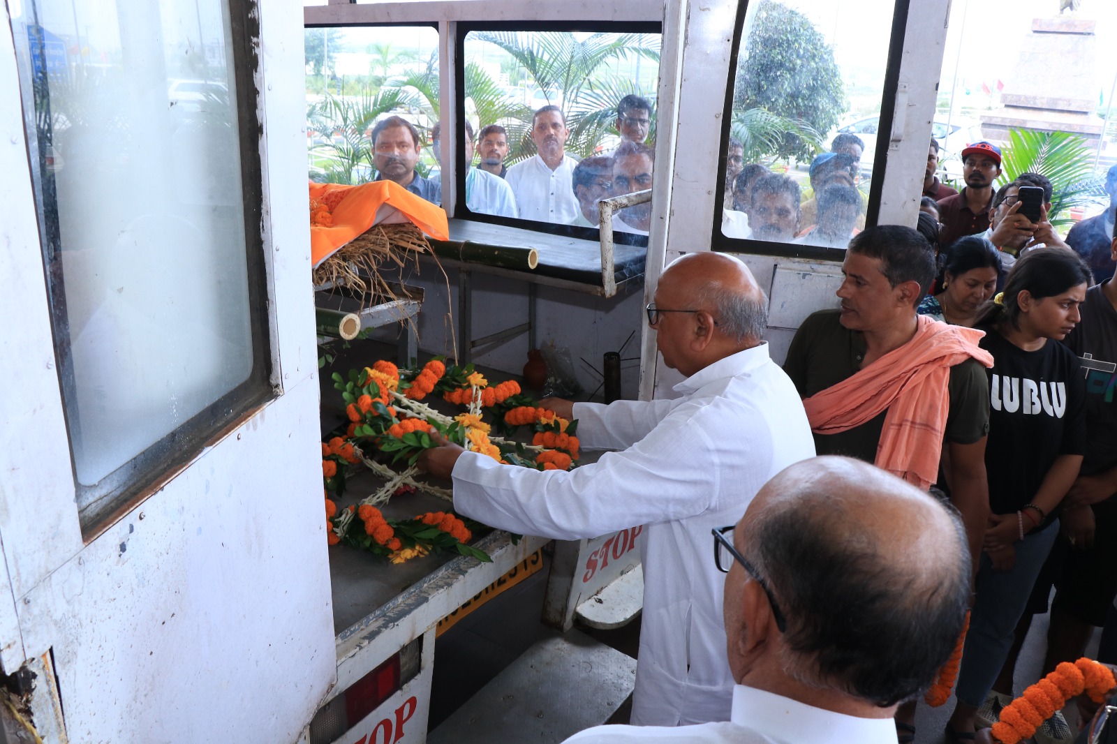 विधानसभा परिसर में श्रद्धांजलि देते स्‍पीकर समेत अन्‍य