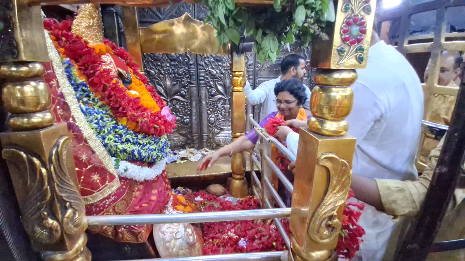 मां विंध्यवासिनी के दरबार में पूजा-अर्चना करती विजया रहाटकर