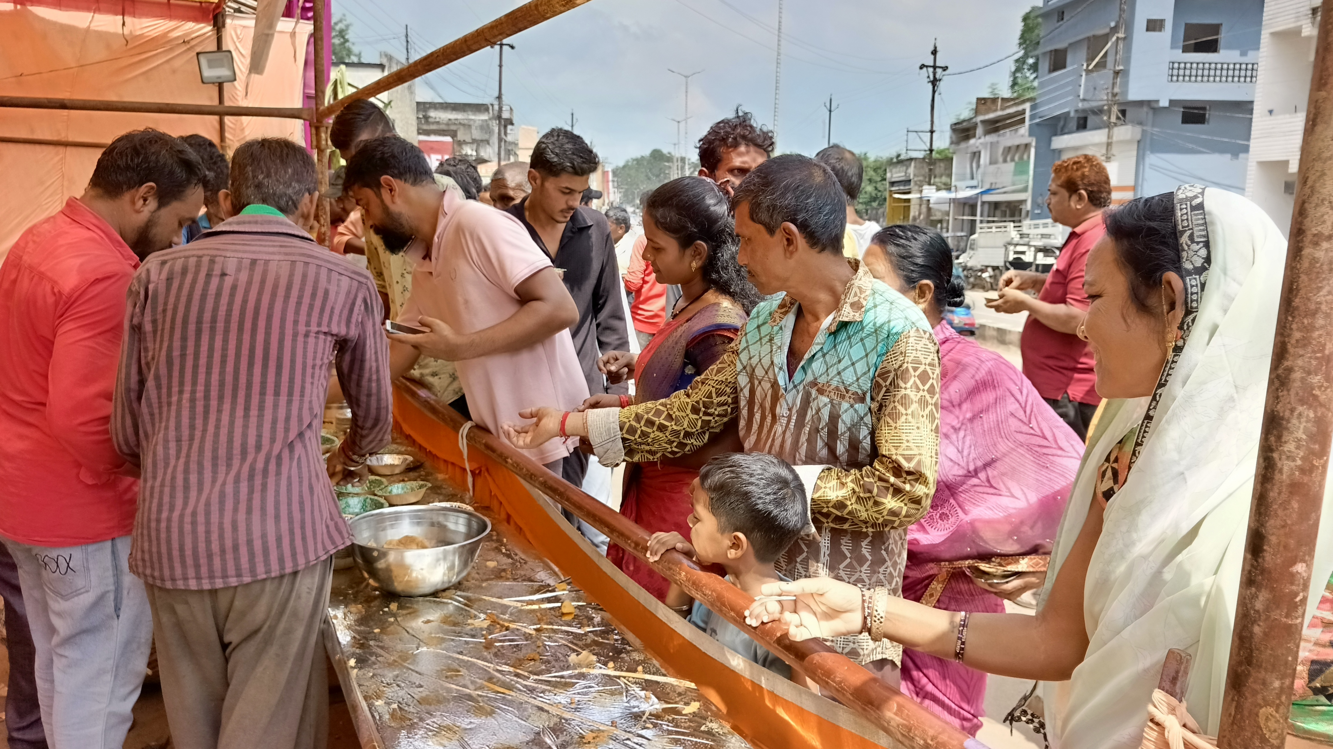 शहर के बांबे गैरेज क्षेत्र में भगवान विश्वकर्मा जयंती पर लोगों को पूड़ी सब्जी का वितरण किया गया। शहर के बांबे गैरेज क्षेत्र में भगवान विश्वकर्मा जयंती पर लोगों को पूड़ी सब्जी का वितरण किया गया।