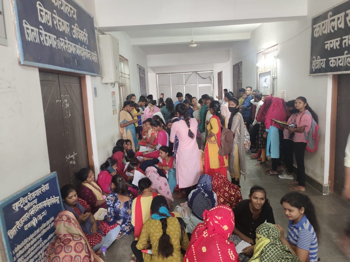 रोजगार कार्यालय में पंजीयन कराते हुए युवा। फाईल रोजगार कार्यालय में पंजीयन कराते हुए युवा। फाईल