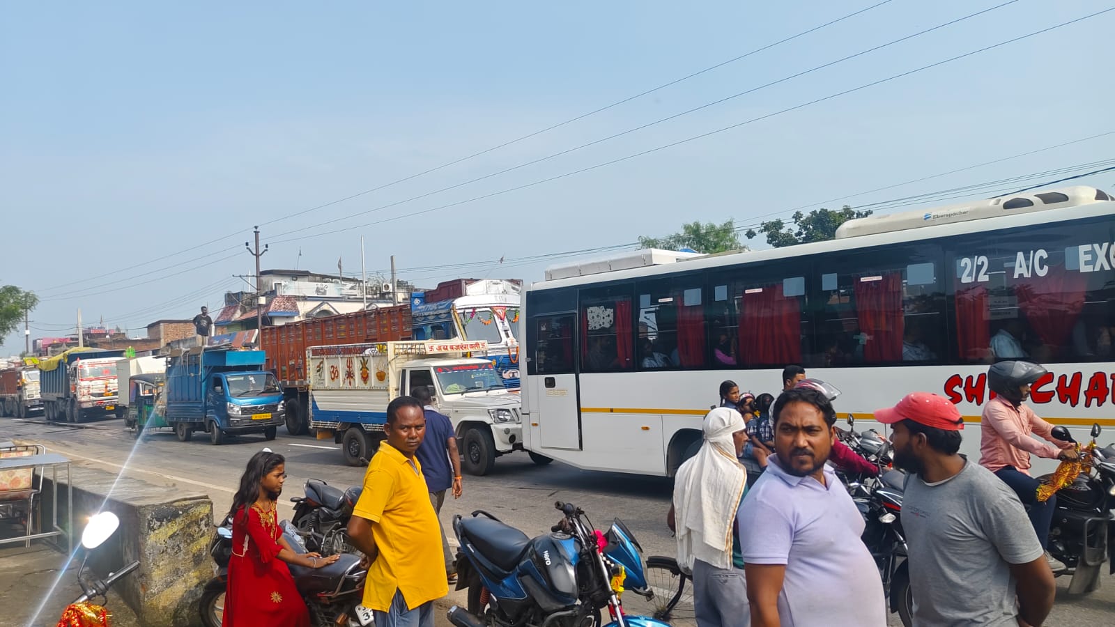 सड़क जाम करते ग्रामीण