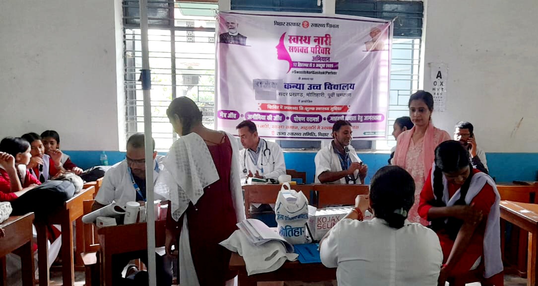 स्कूलो में स्वास्थ्य परीक्षण करते चिकित्सक