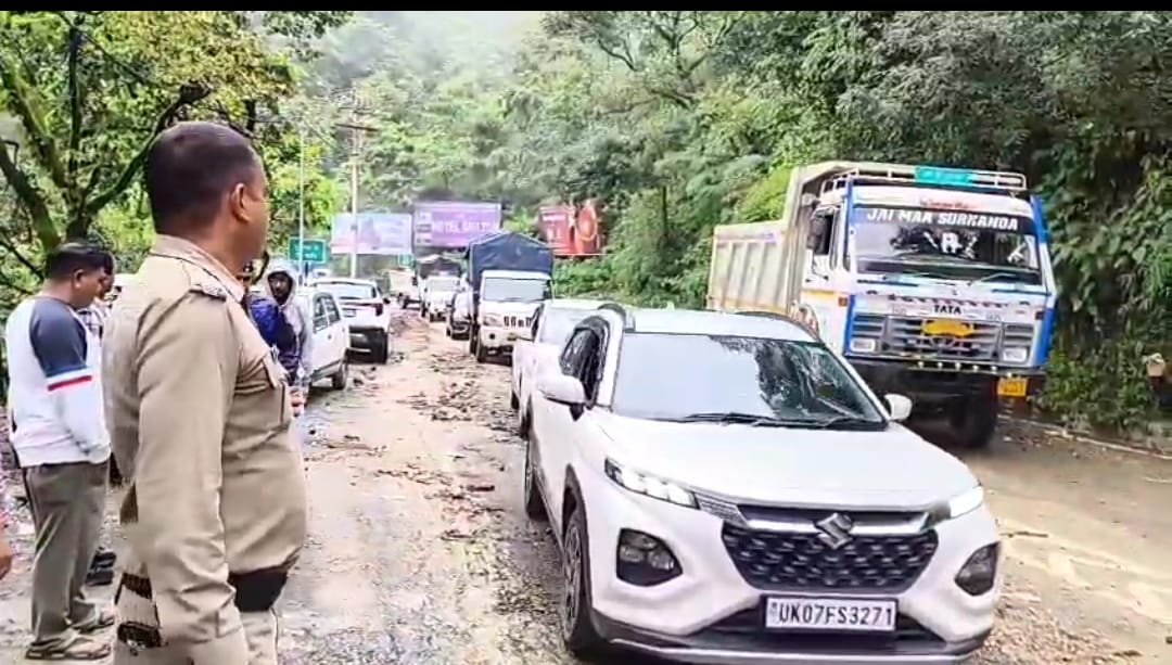 वाहन पास करवाया पुलिस कर्मी।