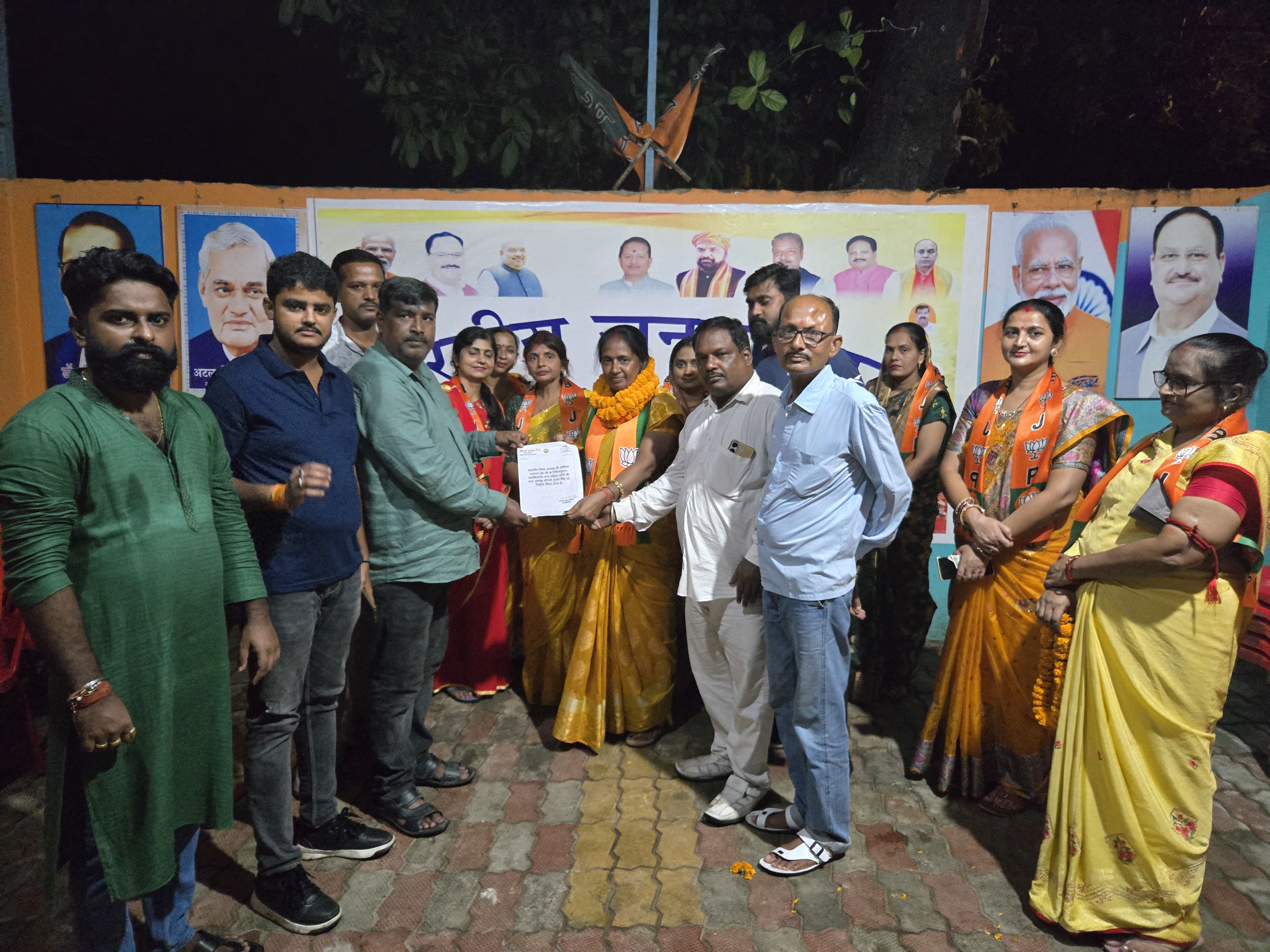 अररिया फोटो:गुंजन सिंह को मनोनयन पर बधाई देते भाजपाई अररिया फोटो:गुंजन सिंह को मनोनयन पर बधाई देते भाजपाई