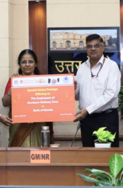 उत्तर रेलवे के महाप्रबंधक अशोक कुमार वर्मा और बैंक ऑफ बड़ौदा की मुख्य महाप्रबंधक मिनी टी.एम.
