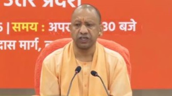 मुख्यमंत्री योगी पत्रकारों से जीएसटी स्लैब को लेकर बात करते हुए।