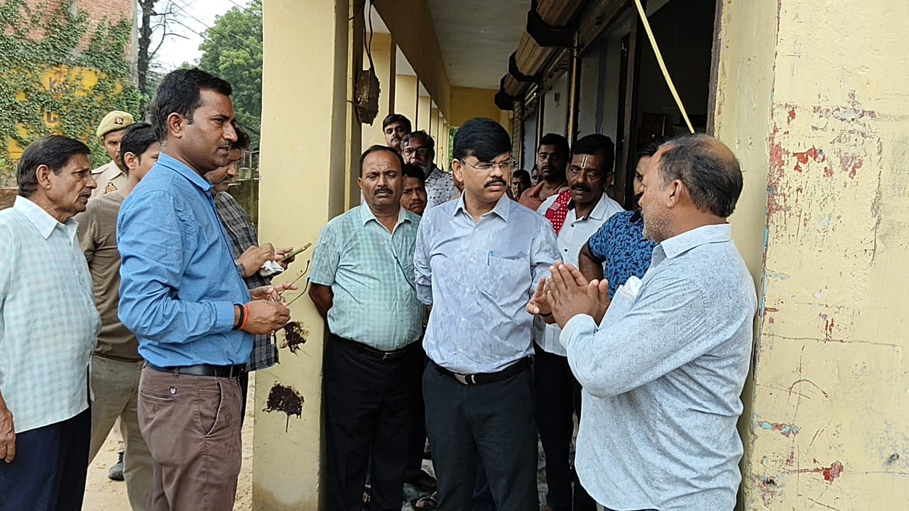 दुकानदारों और स्थानीय लोगों से वार्ता करते एसडीएम
