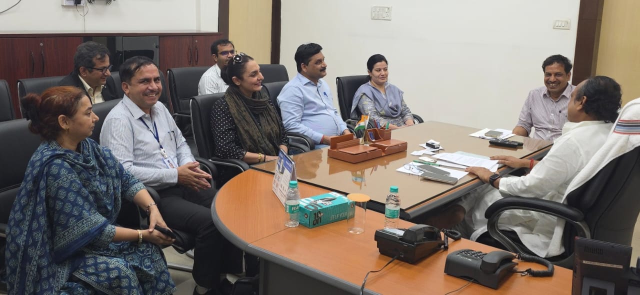 बैठक में शामिल मंत्री समेत अन्य पदाधिकारीगण बैठक में शामिल मंत्री समेत अन्य पदाधिकारीगण