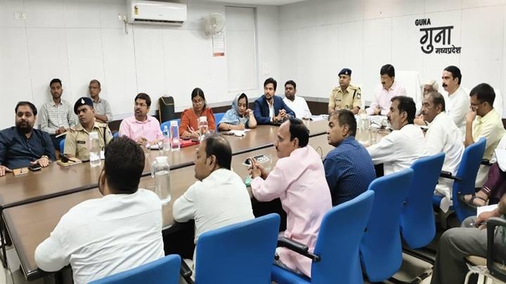 सिंधिया ने गुना शहर के विकास की प्लानिंग को लेकर की विस्तृत समीक्षा बैठक सिंधिया ने गुना शहर के विकास की प्लानिंग को लेकर की विस्तृत समीक्षा बैठक
