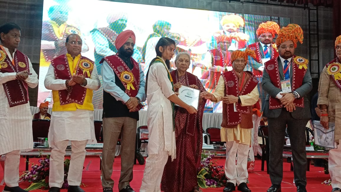 मेधावी को सम्मानित करती उत्तर प्रदेश की राज्यपाल आंनदी बेन पटेल व अन्य का छायाचित्र मेधावी को सम्मानित करती उत्तर प्रदेश की राज्यपाल आंनदी बेन पटेल व अन्य का छायाचित्र