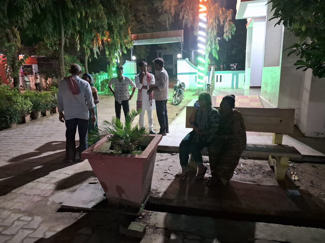 थाने परिसर में  रोते बिलखते परिजन