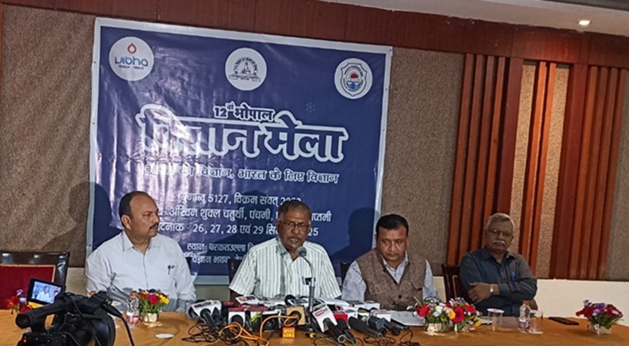 विज्ञान भारती मध्‍यभारत प्रांत अध्‍यक्ष अमोघ गुप्‍ता, विज्ञान मेले के बारे में बताते हुए