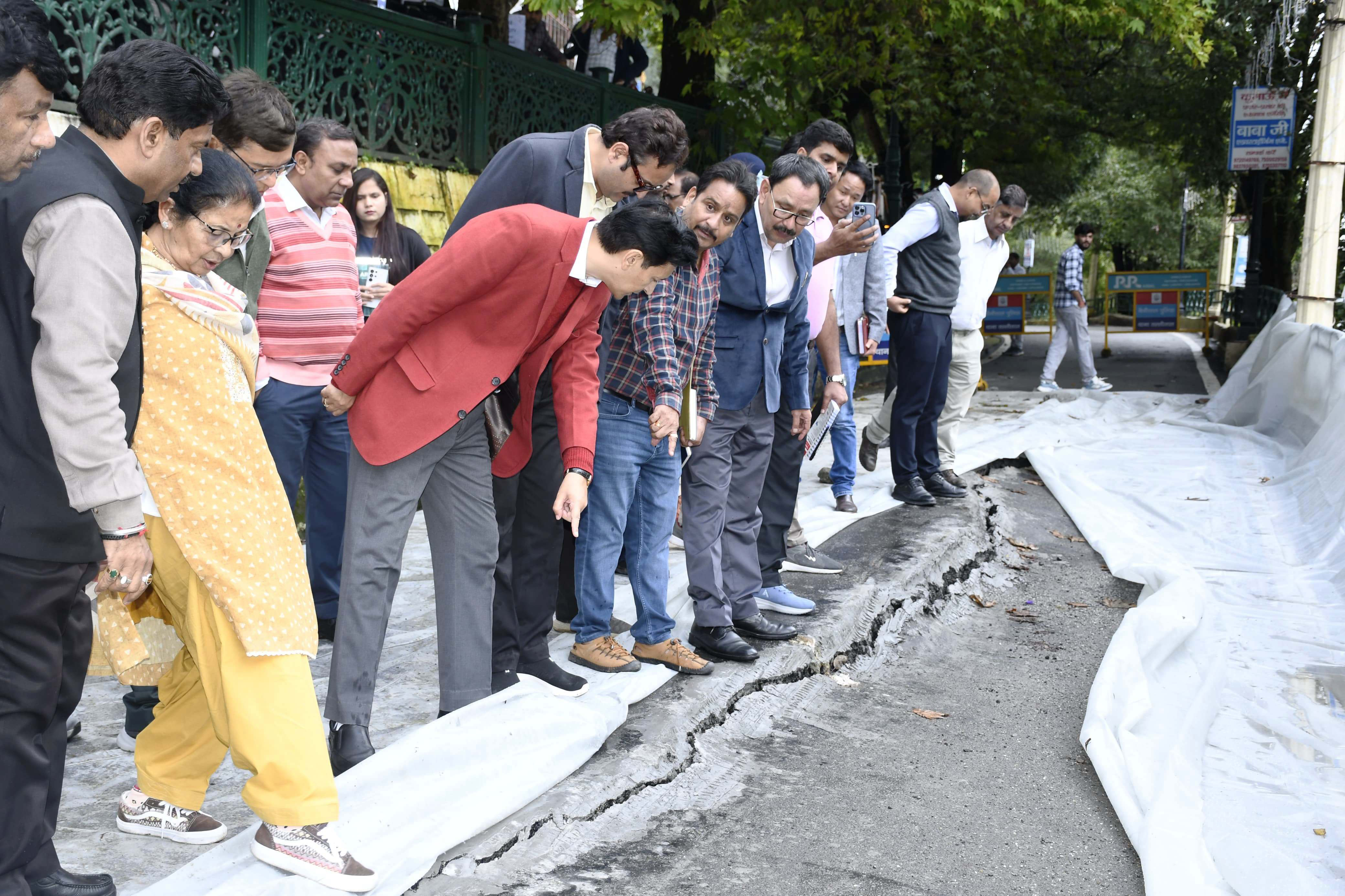 धंसी माल रोड का निरीक्षण करते मंडलायुक्त दीपक रावत।