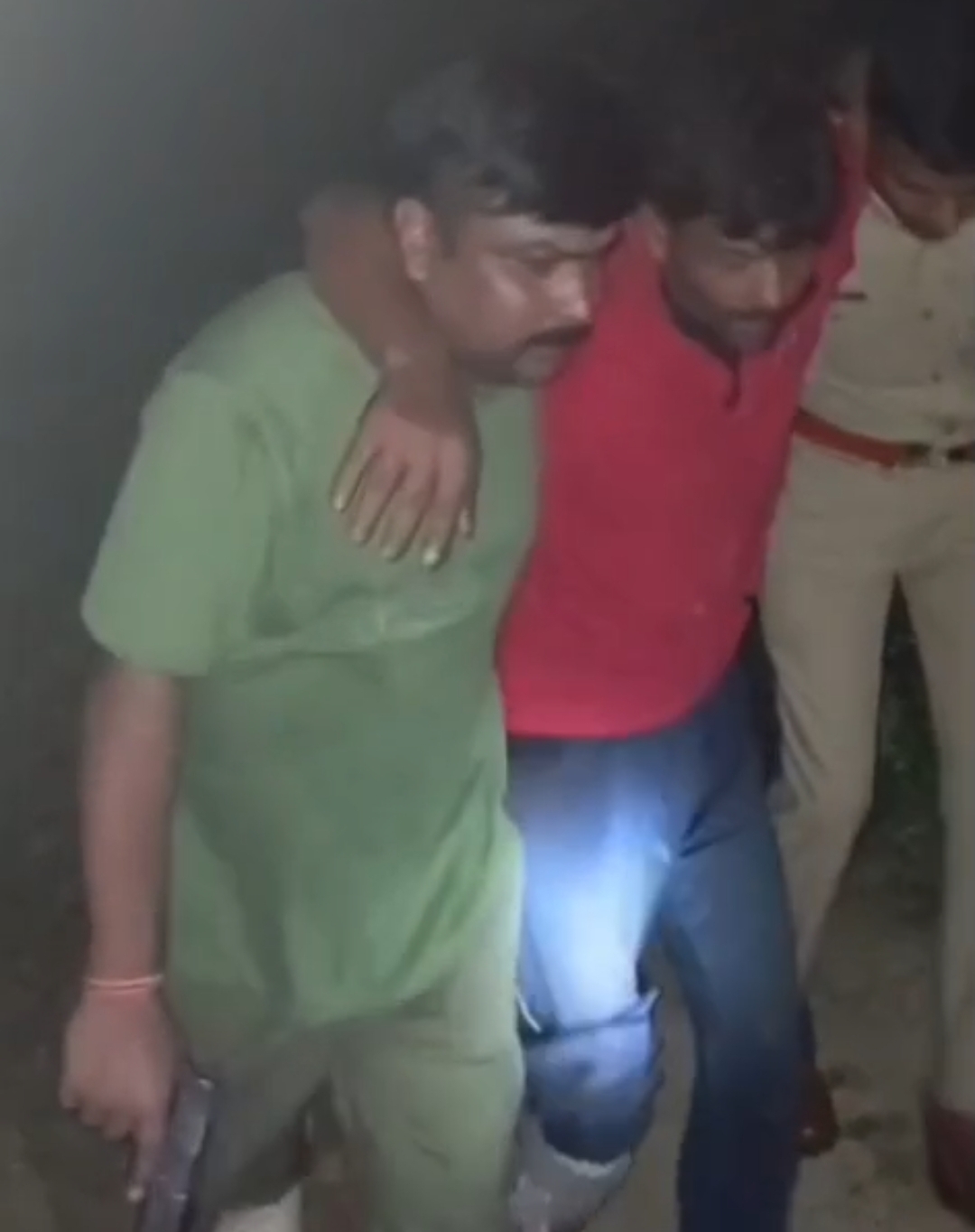 पुलिस की गिरफ्त में आरोपित जावेद (लाल टी-शर्ट में)