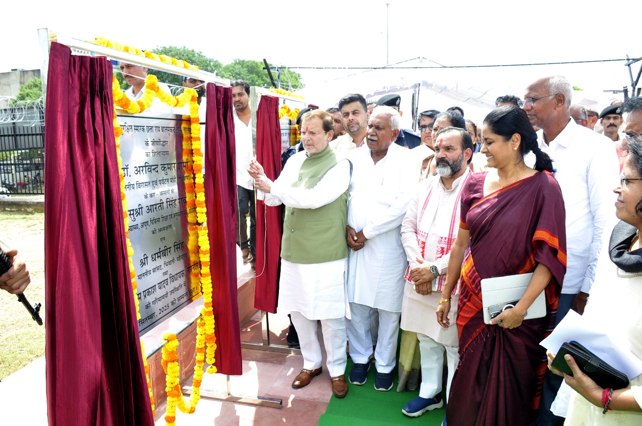 स्मारकों के जीर्णोद्धार का शिलान्यास करते विरासत एवं पर्यटन मंत्री डॉ. अरविंद कुमार शर्मा।