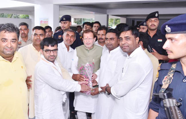 सोनीपत: पर्यटन मंत्री डॉ अरविंद शर्मा का स्वागत करते हुए प्रदर्शनी संयोजक कुलदीप कौशिक सोनीपत: पर्यटन मंत्री डॉ अरविंद शर्मा का स्वागत करते हुए प्रदर्शनी संयोजक कुलदीप कौशिक