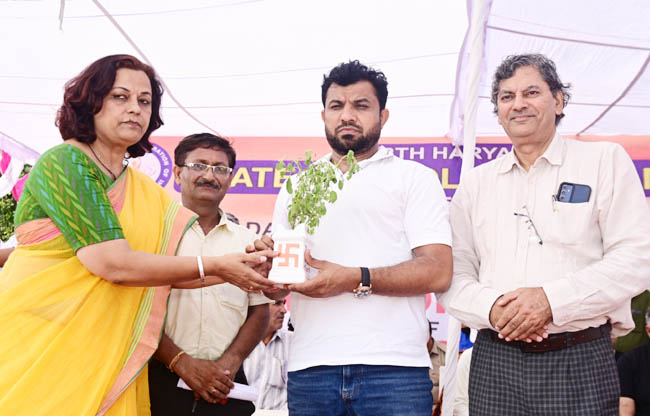 सोनीपत: विधायक देवेंद्र कादियान को स्मृति चिह्न भेंट करती स्कूल प्राचार्या रजनी शर्मा। सोनीपत: विधायक देवेंद्र कादियान को स्मृति चिह्न भेंट करती स्कूल प्राचार्या रजनी शर्मा।