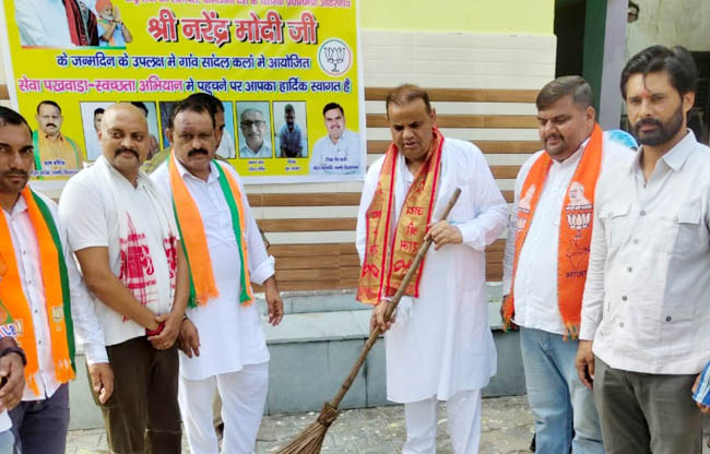 सोनीपत: भाजपा नेता देवेंद्र कौशिक सांदल  की हरिजन चौपाल से सफाइग अभियान को आरंभ करते हुए