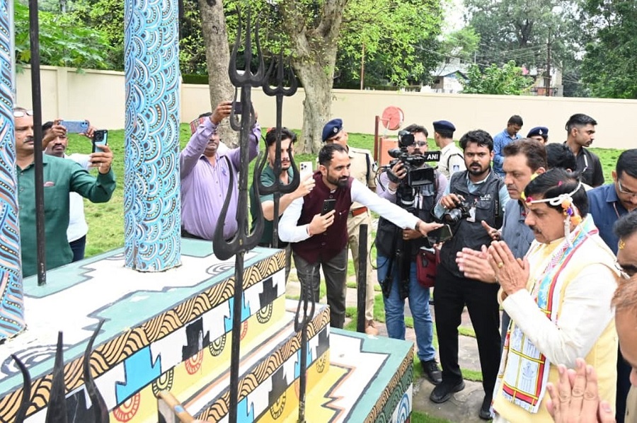 मुख्यमंत्री डॉ. मोहन यादव ने जबलपुर में राजा शंकर शाह, कुंवर रघुनाथ शाह की समाधि पर नमन किया