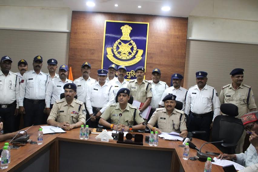मंदसौर नगर के ट्रैफिक को सुधारने की मंदसौर पुलिस की पहल, बनाया प्लान, एसपी ने दी जानकारी मंदसौर नगर के ट्रैफिक को सुधारने की मंदसौर पुलिस की पहल, बनाया प्लान, एसपी ने दी जानकारी