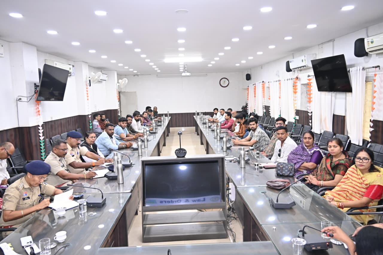 कलेक्ट्रेट में आयोजित बैठक में उपस्थित समिति के सदस्य।