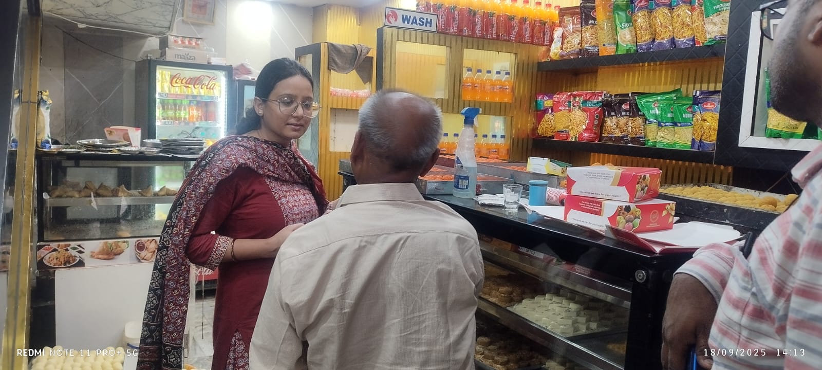 जांच करते अधिकारी