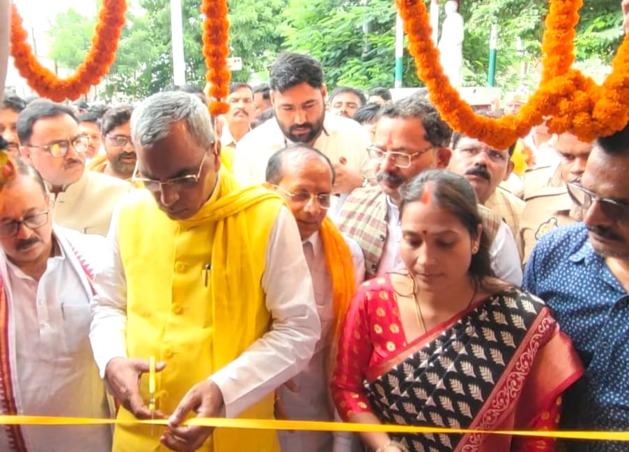 प्रधानमंत्री के जीवन पर आधारित प्रदर्शनी का उद्घाटन करते ओमप्रकाश राजभर