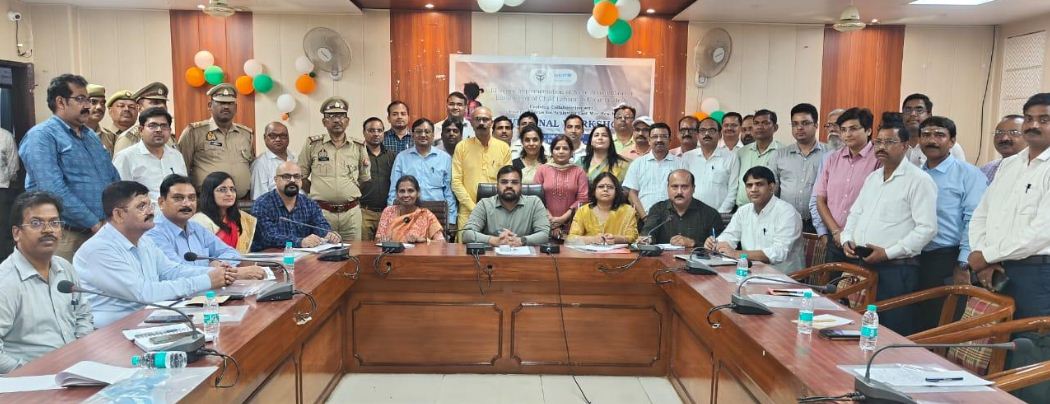 बाल श्रम उन्मूलन कार्यशाला में विभागीय अधिकारियों के साथ बच्चे बाल श्रम उन्मूलन कार्यशाला में विभागीय अधिकारियों के साथ बच्चे