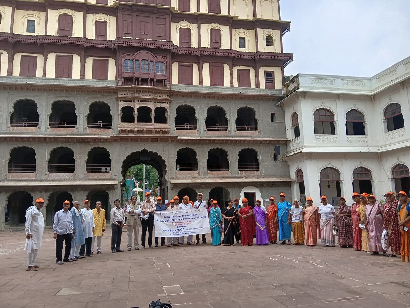सेवा पखवाड़ाः इंदौर में वरिष्ठ नागरिकों को करायी गई शहर की ऐतिहासिक धरोहरों की सैर