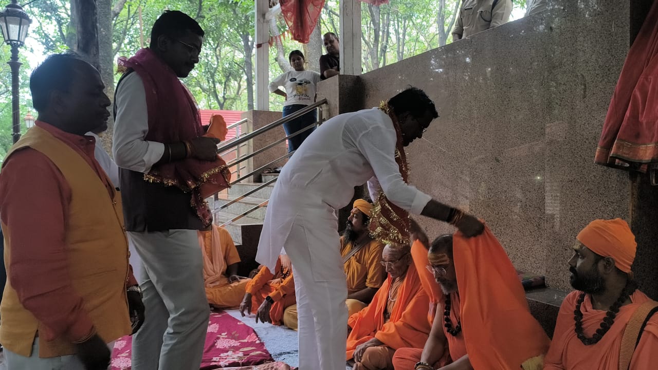 भारी मंत्री साधु-संतों का सम्मान करते हुए