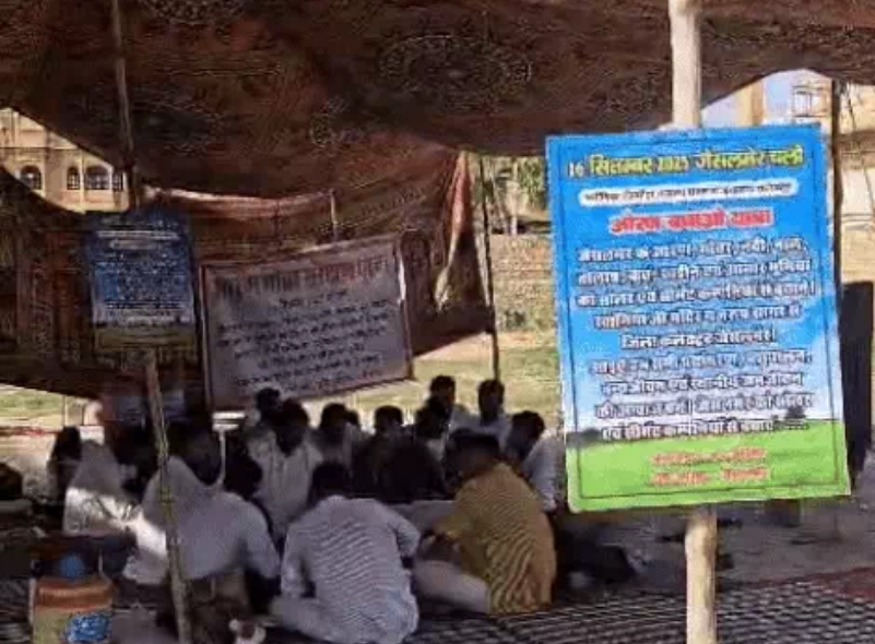 पर्यावरण प्रेमियों ने दिया धरना : ओरण गोचर को राजस्व रिकॉर्ड में दर्ज करने की मांग के साथ शिविरों का किया बहिष्कार