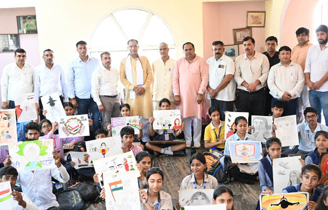 सोनीपत: भाजपा प्रदेशाध्यक्ष मोहनलाल बड़ौली   पेंटिंग प्रतियोगिता में प्रतिभागियों के साथ