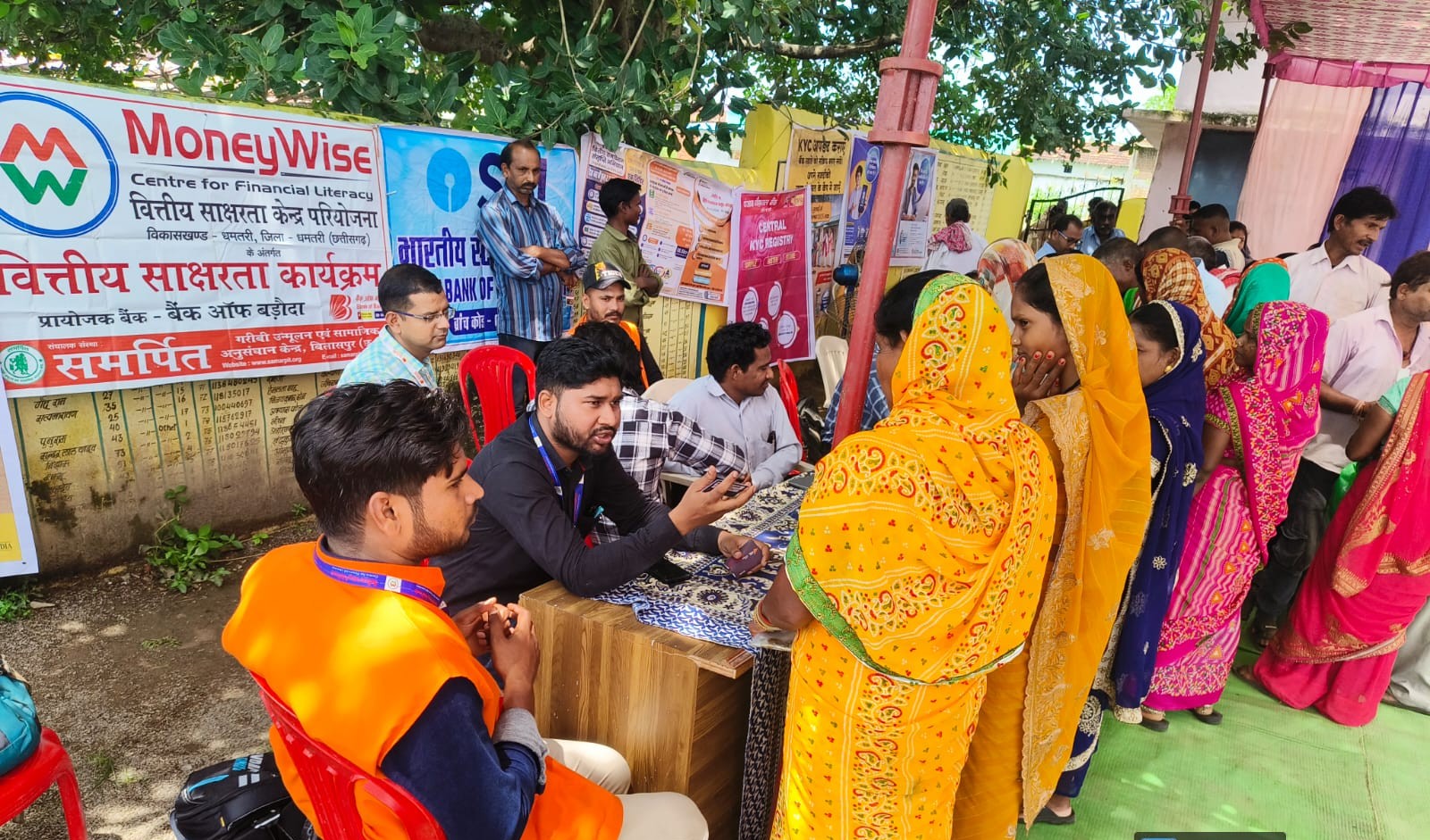 शिविर में जानकारी लेते हुई ग्रामीण महिलाएं।