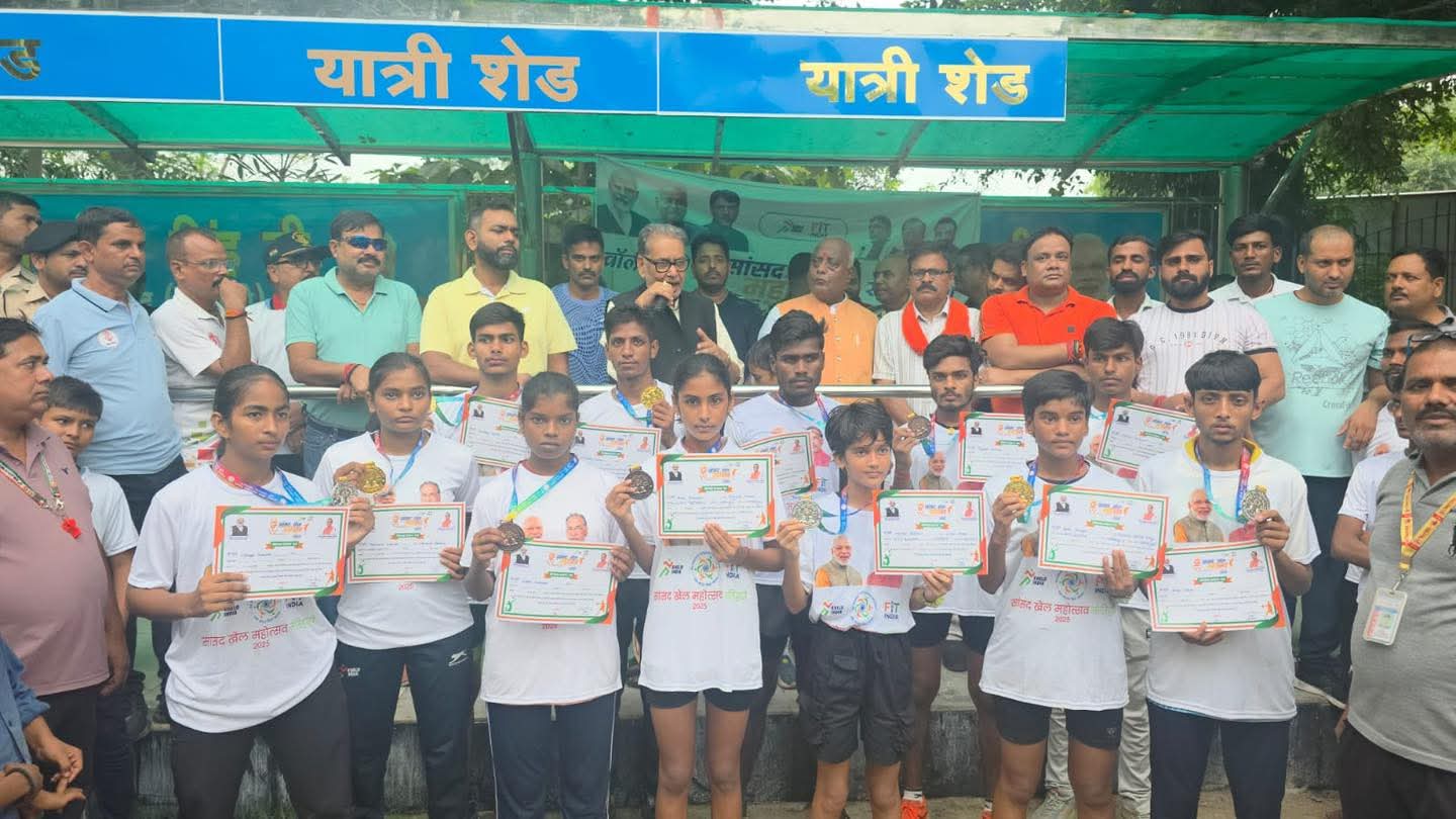 प्रमाण पत्र के साथ विजेता खिलाड़ी