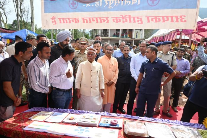 बिलासपुर के जुखाला में सायर मेले में लगी  प्रदर्शनी का भी अवलोकन करते राज्‍यपाल शिव प्रताप शुक्‍ल।