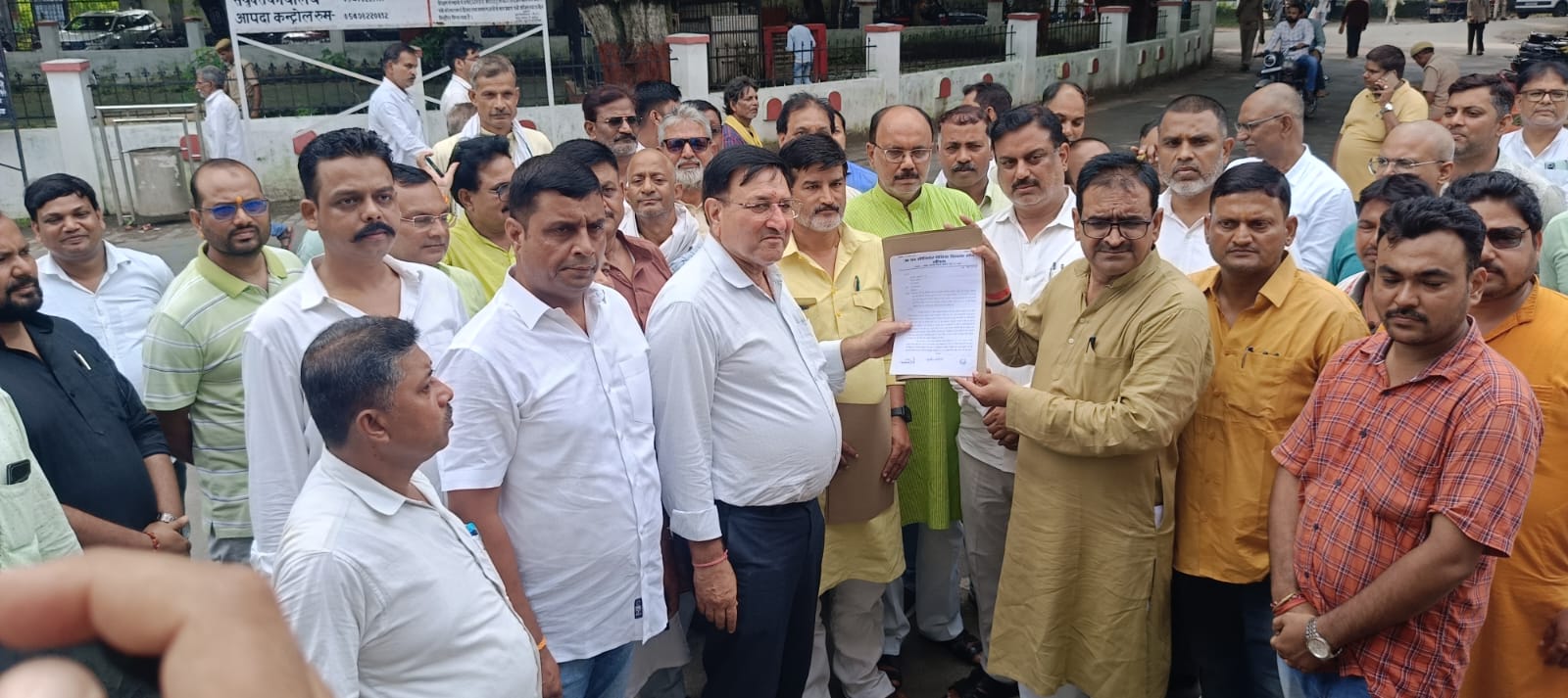 जिलाधिकारी के प्रतिनिधि को पत्रक देते शिक्षक