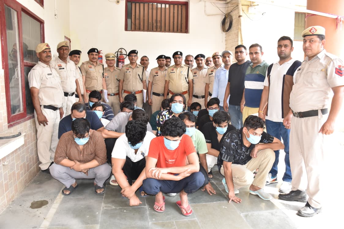 फर्जी कॉल सेंटर में पकड़े गए युवक पुलिस की हिरासत में।