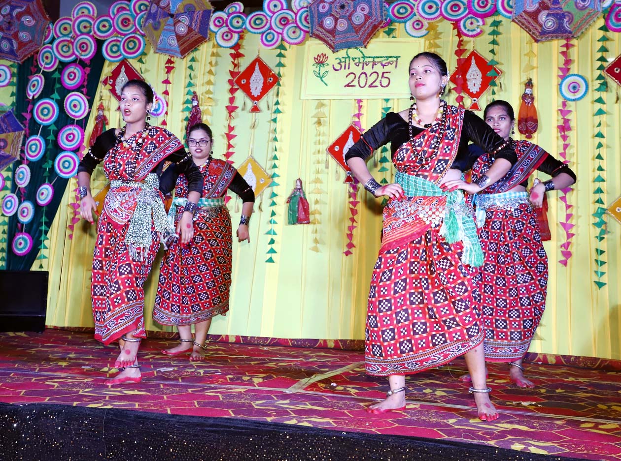 कार्यक्रम में सांस्कृतिक प्रस्तुतियां देती छात्राएं।